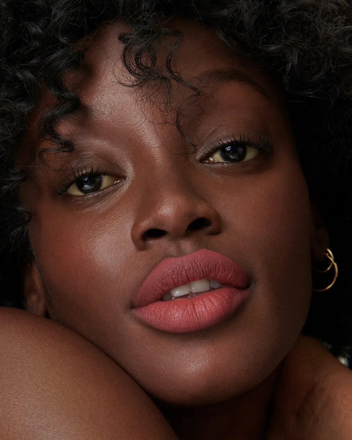 Lisa Eldridge Velveteen Rain rossetto liquido rosa matte