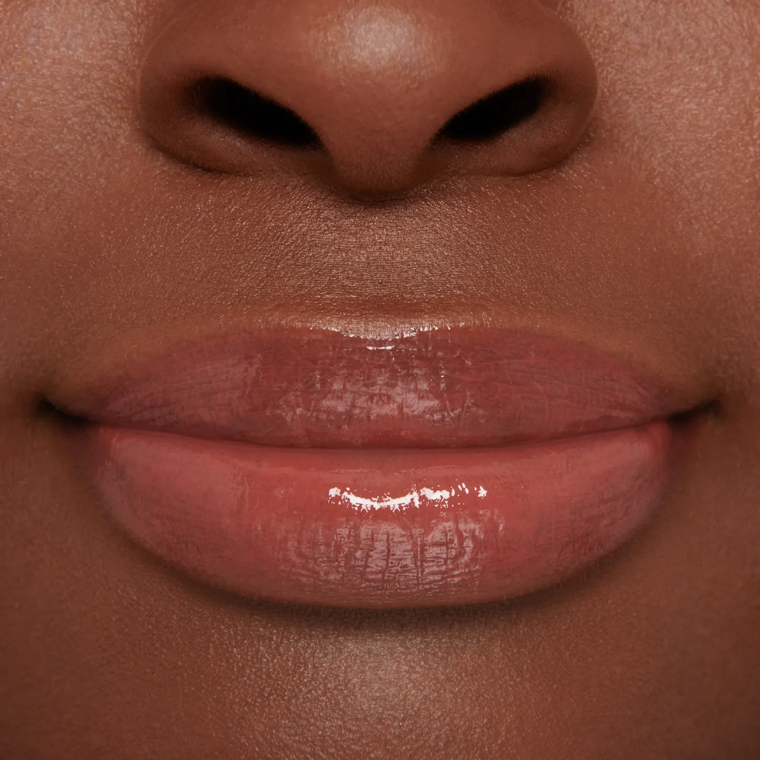 Lisa Eldridge Gloss Embrace Rain lucidalabbra rosa caldo