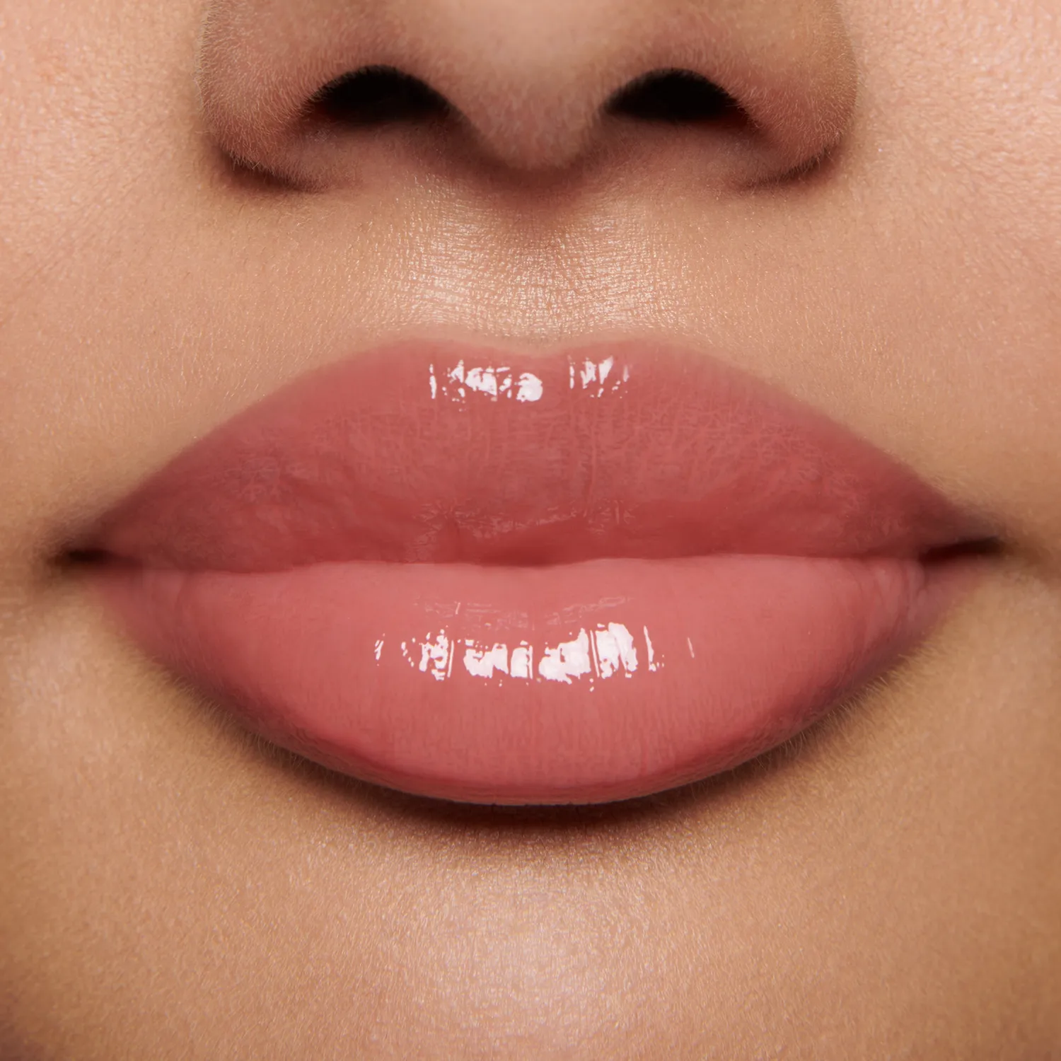 Lisa Eldridge Gloss Embrace Petal gloss labbra rosa caldo