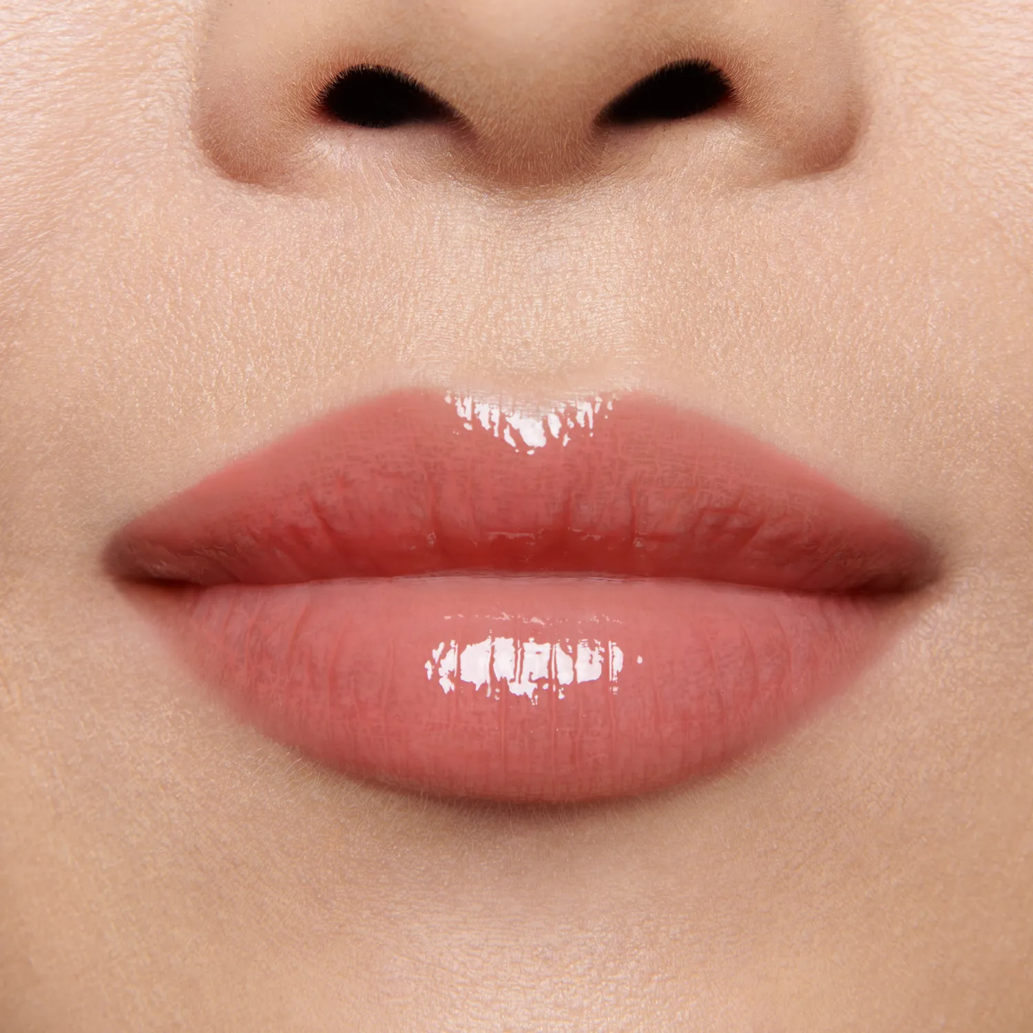 Lisa Eldridge Gloss Embrace Petal gloss labbra rosa caldo