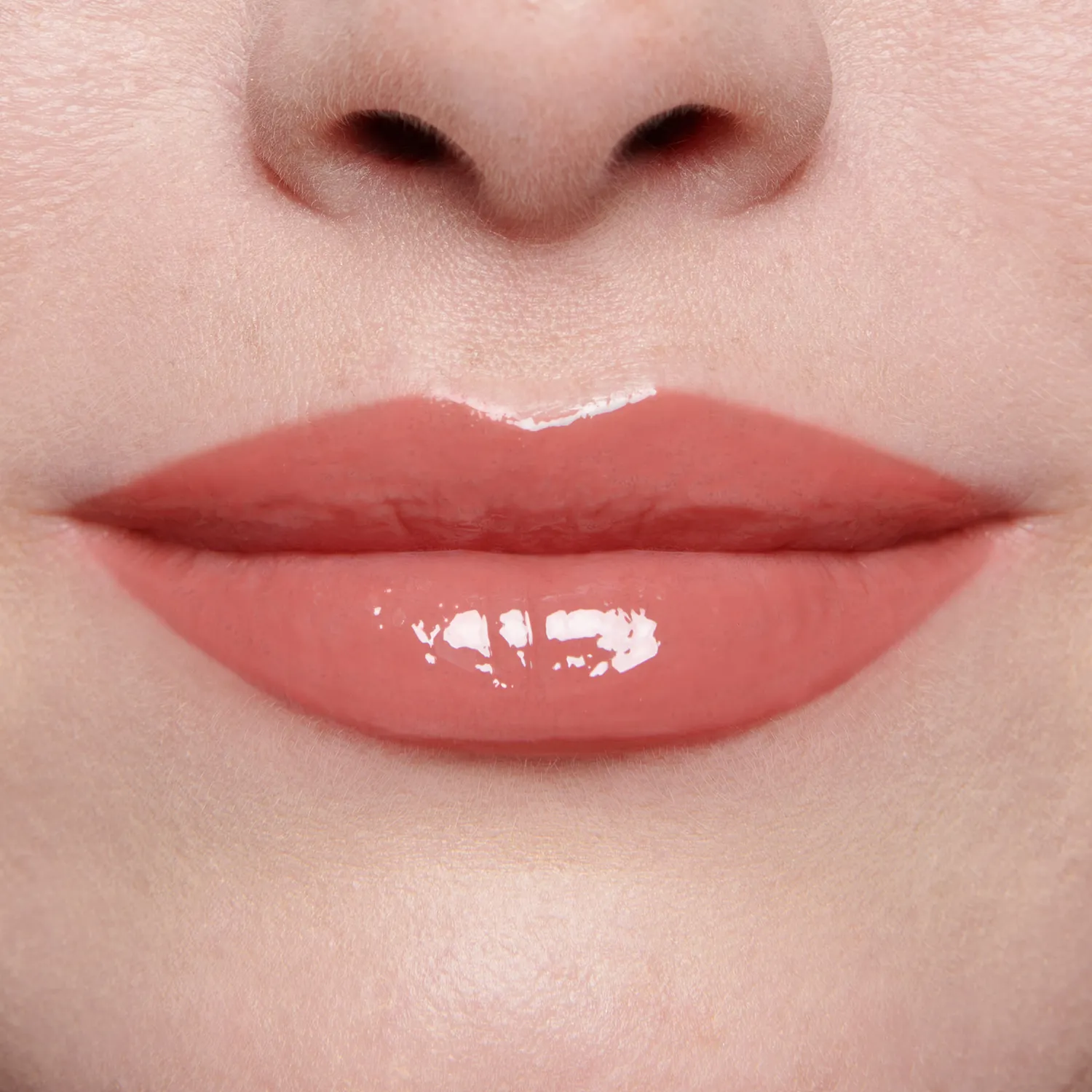Lisa Eldridge Gloss Embrace Petal gloss labbra rosa caldo