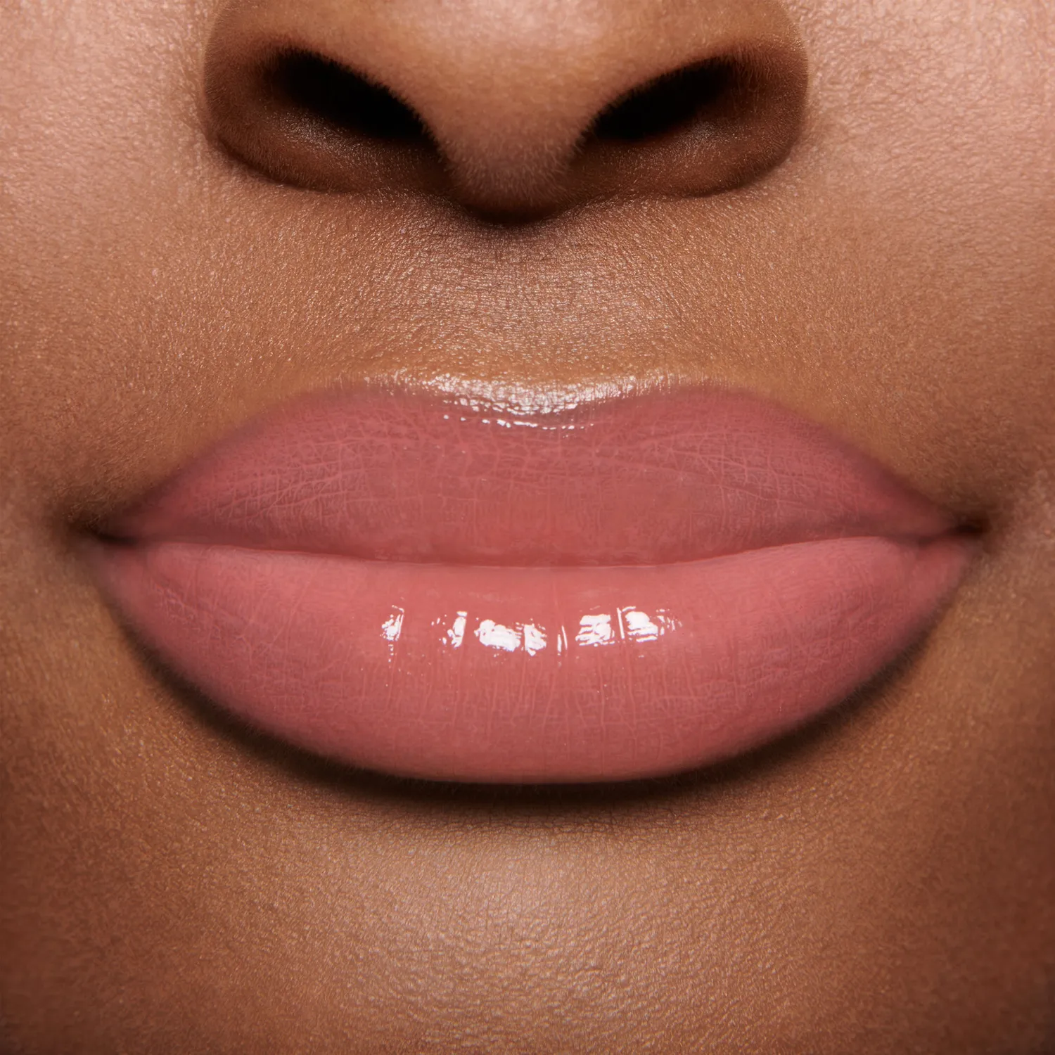 Lisa Eldridge Gloss Embrace Petal gloss labbra rosa caldo