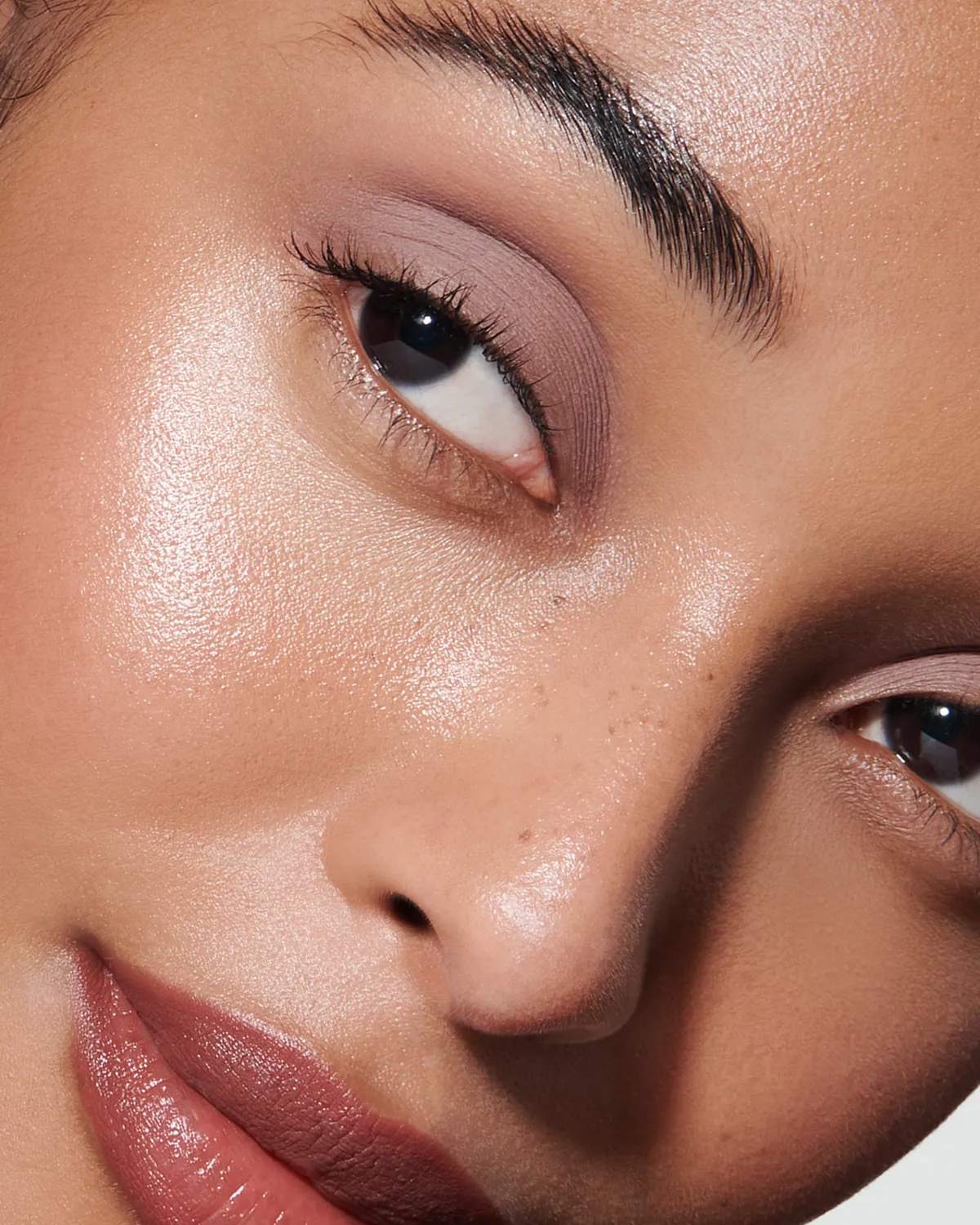 Lisa Eldridge Liquid Silk Ombretto Ione matte sfumato