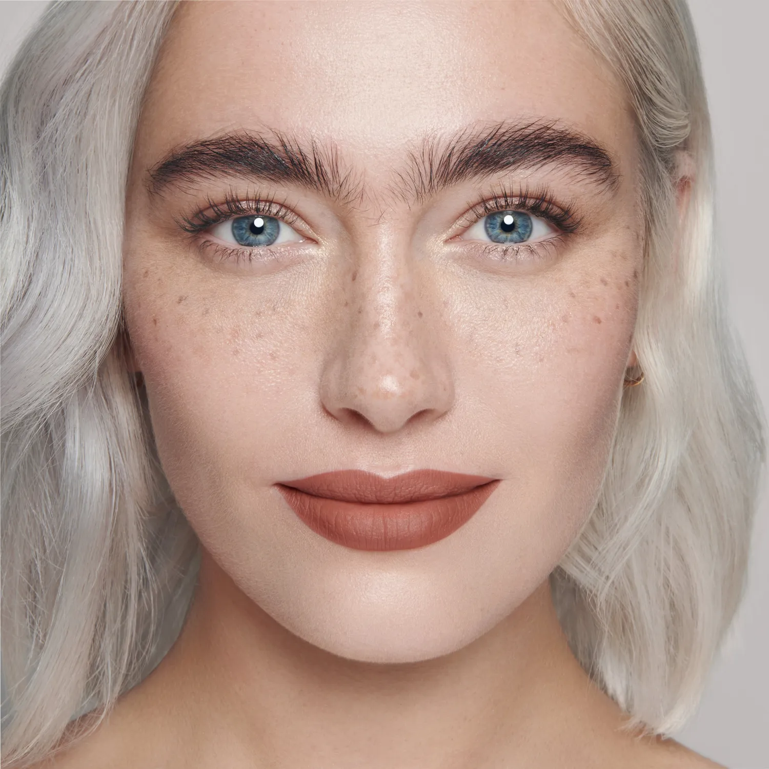 Lisa Eldridge True Velvet Velvet Affair rossetto marrone