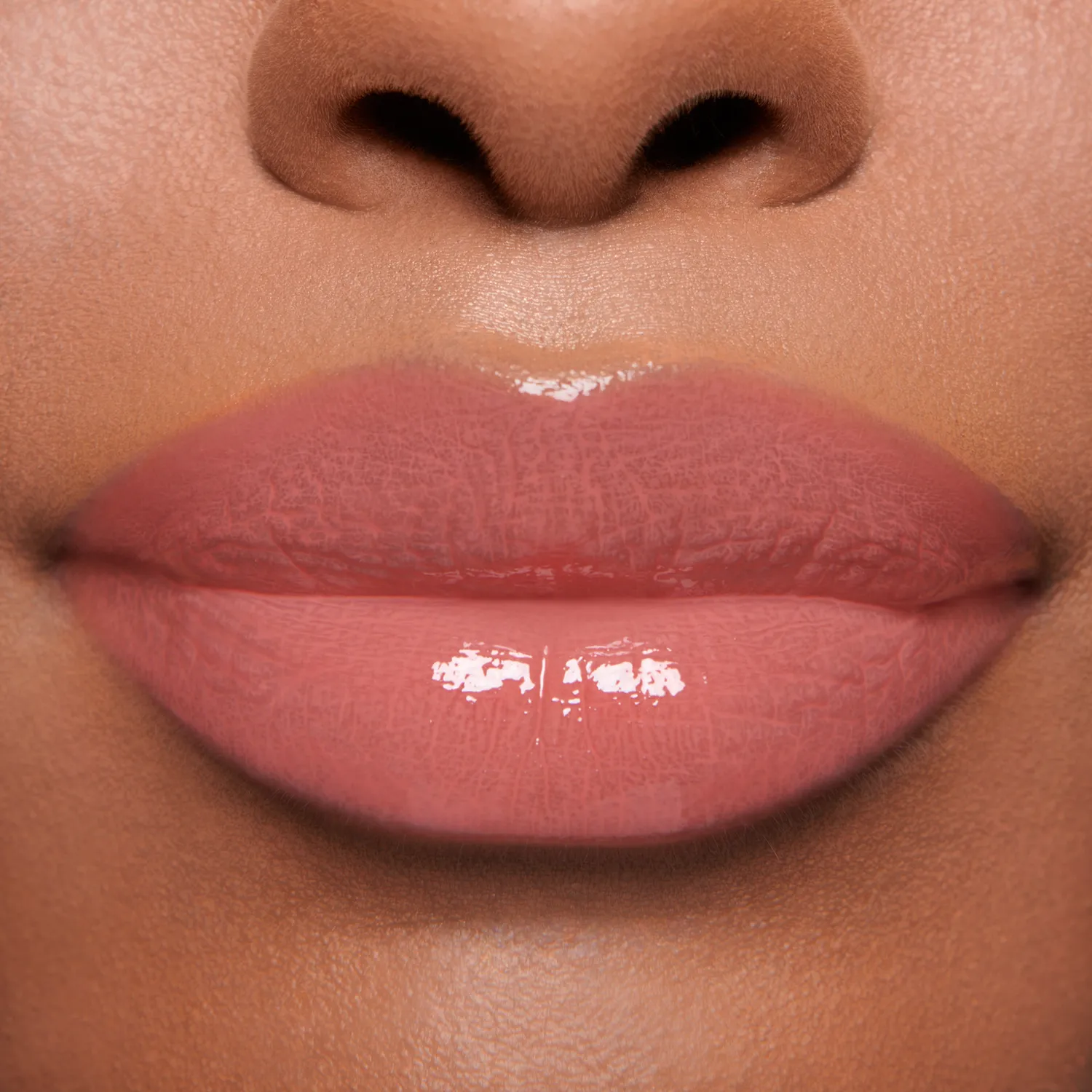 Lisa Eldridge Gloss Embrace Petal gloss labbra rosa caldo