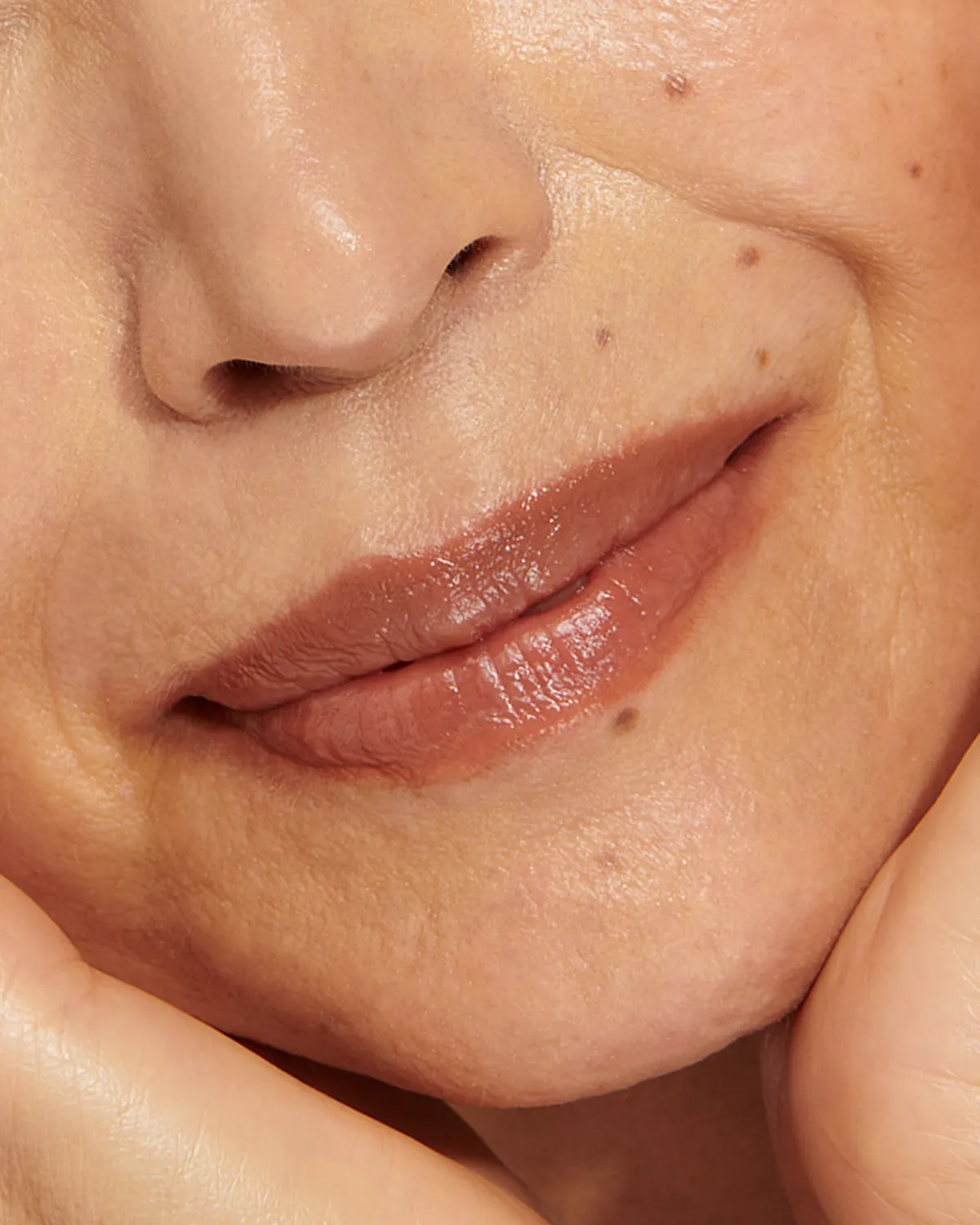 Lisa Eldridge Baume Embrace Sweet Fig balsamo labbra marrone