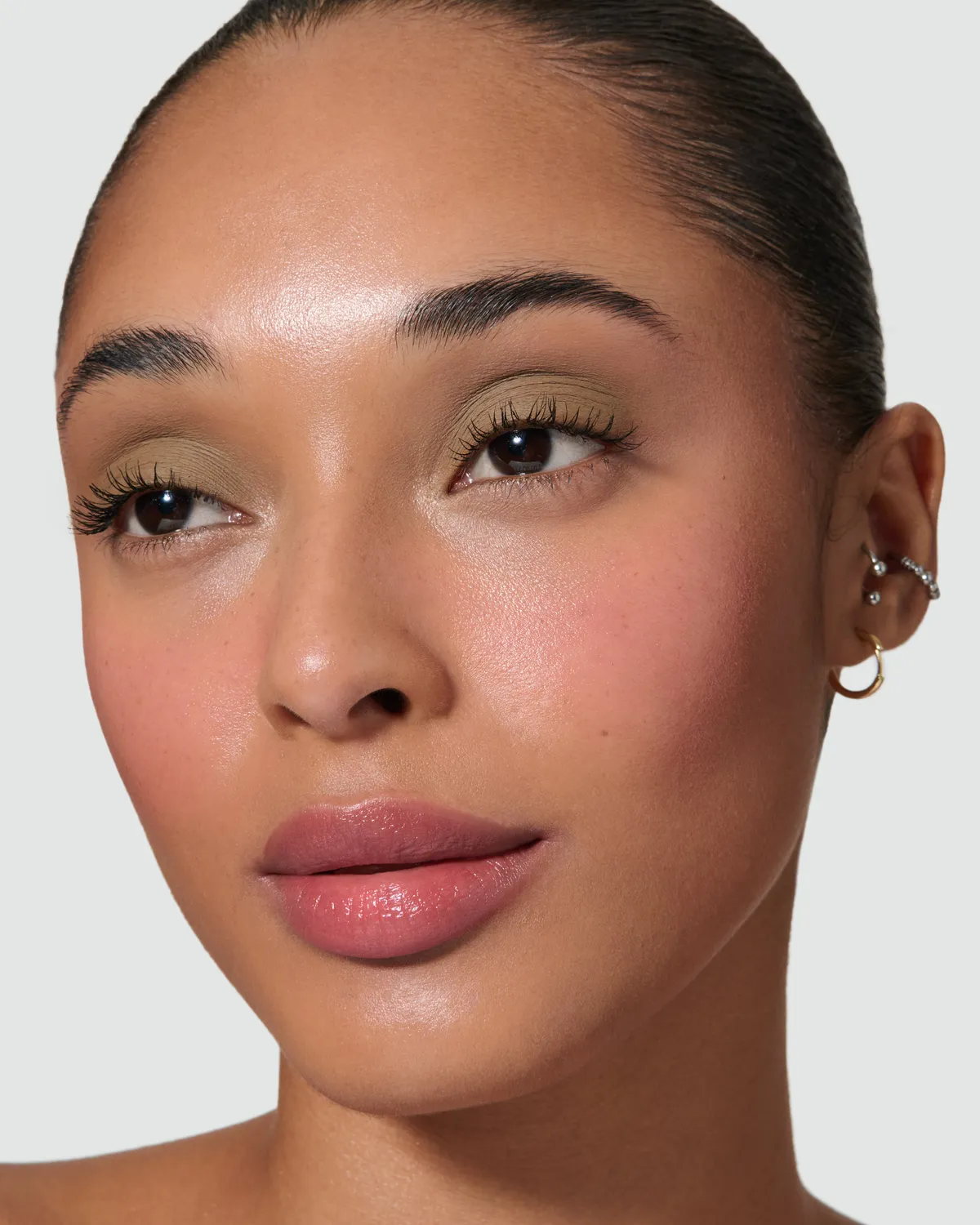 Lisa Eldridge Liquid Silk ombretto liquido Mimi mat soft-focus