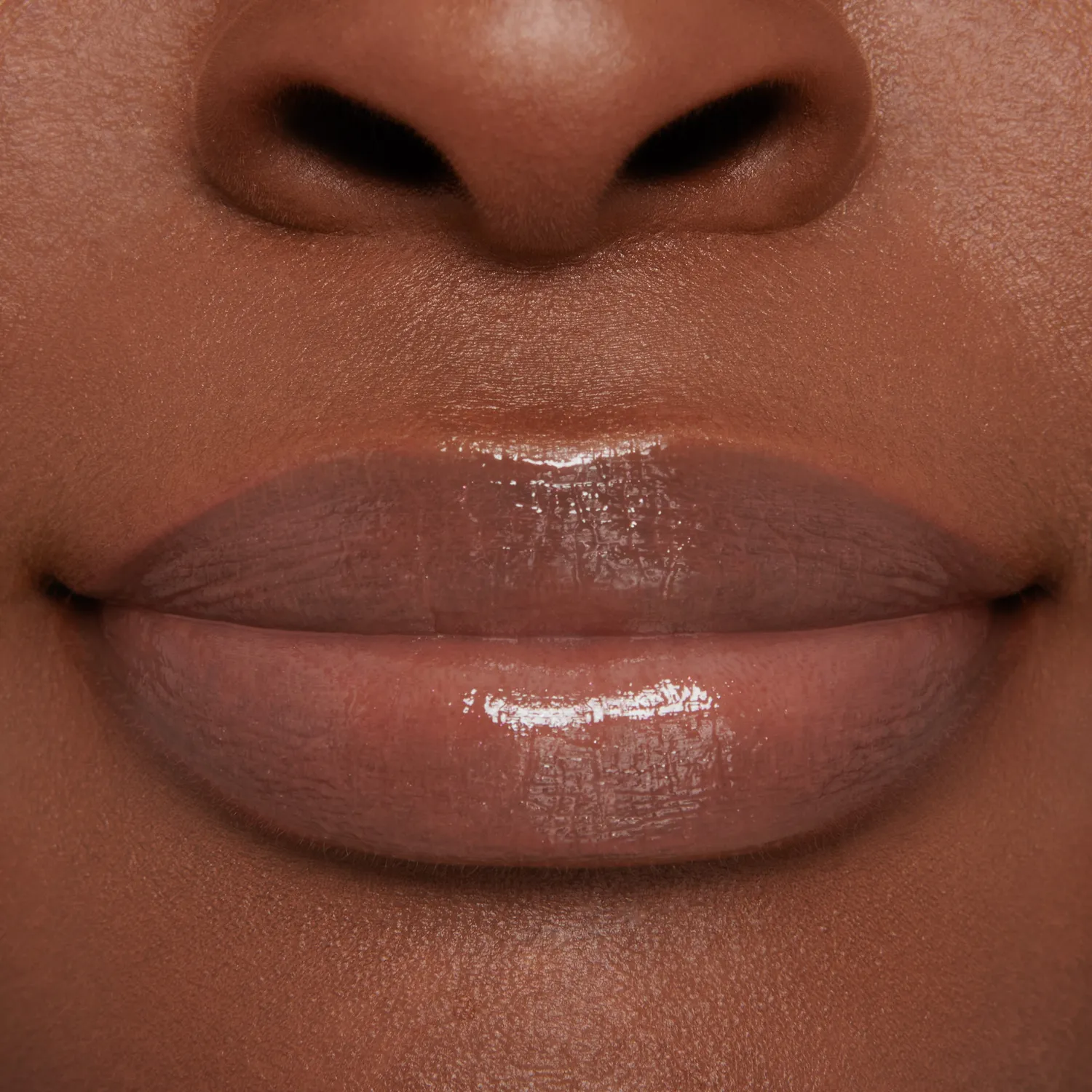 Lisa Eldridge Sorcery Gloss Embrace gloss labbra rosa freddo