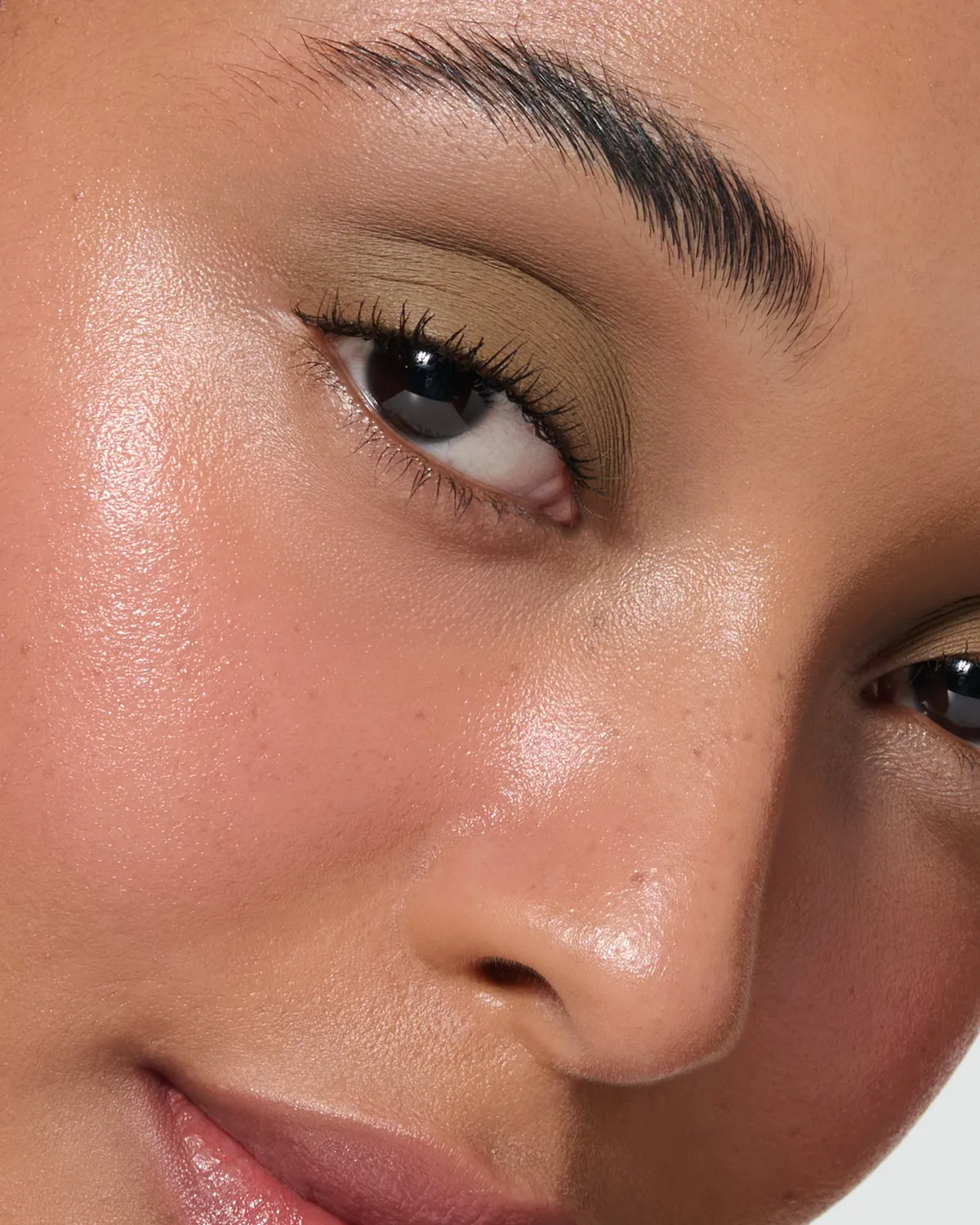 Lisa Eldridge Liquid Silk ombretto liquido Mimi mat soft-focus