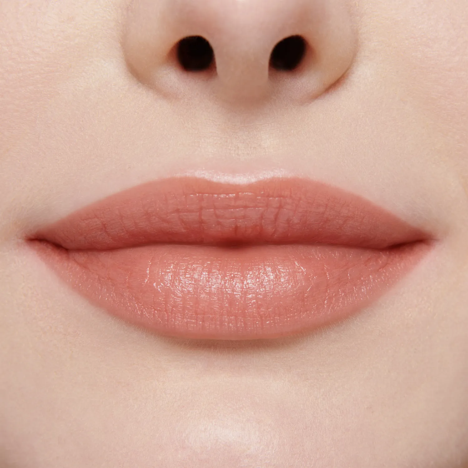Lisa Eldridge Luxuriously Lucent rossetto Le Mépris beige