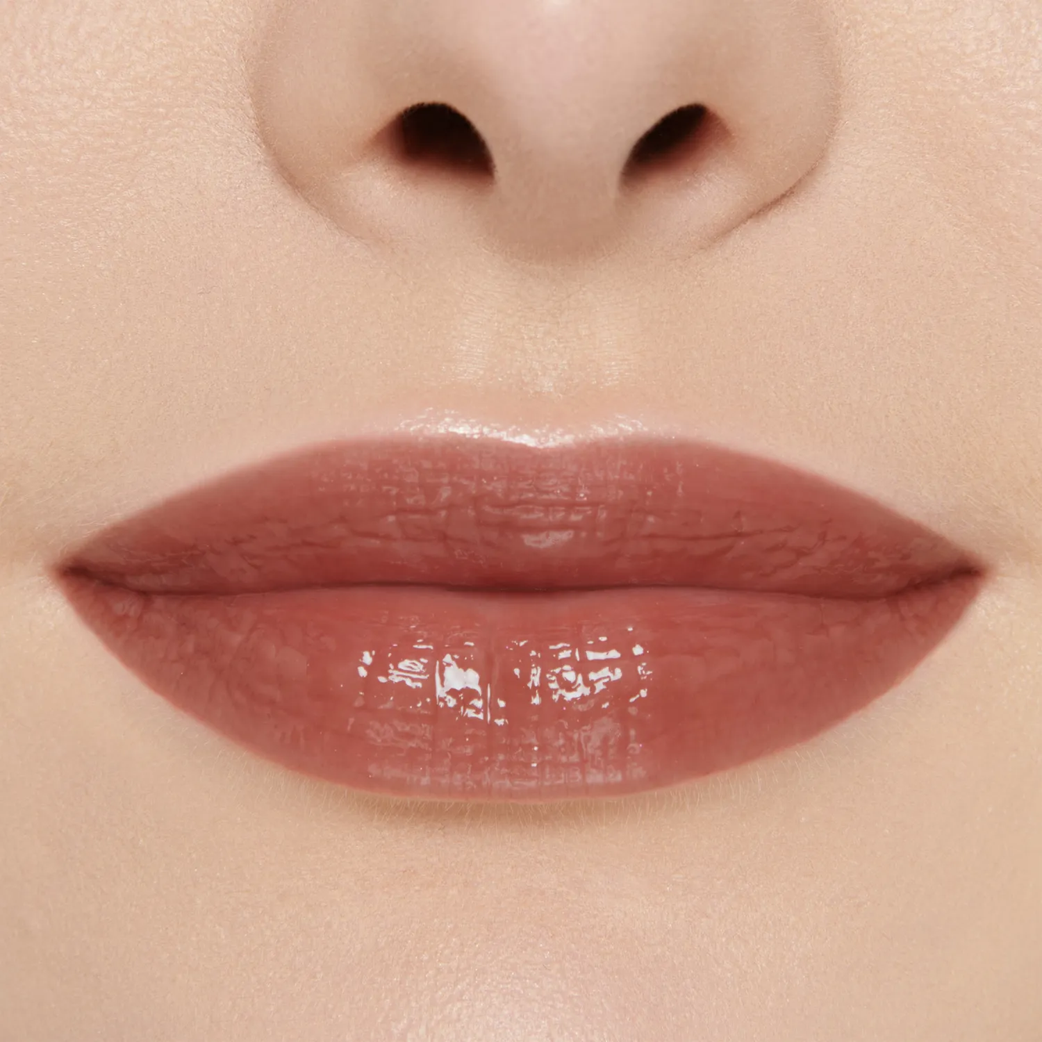 Lisa Eldridge Sorcery Gloss Embrace gloss labbra rosa freddo