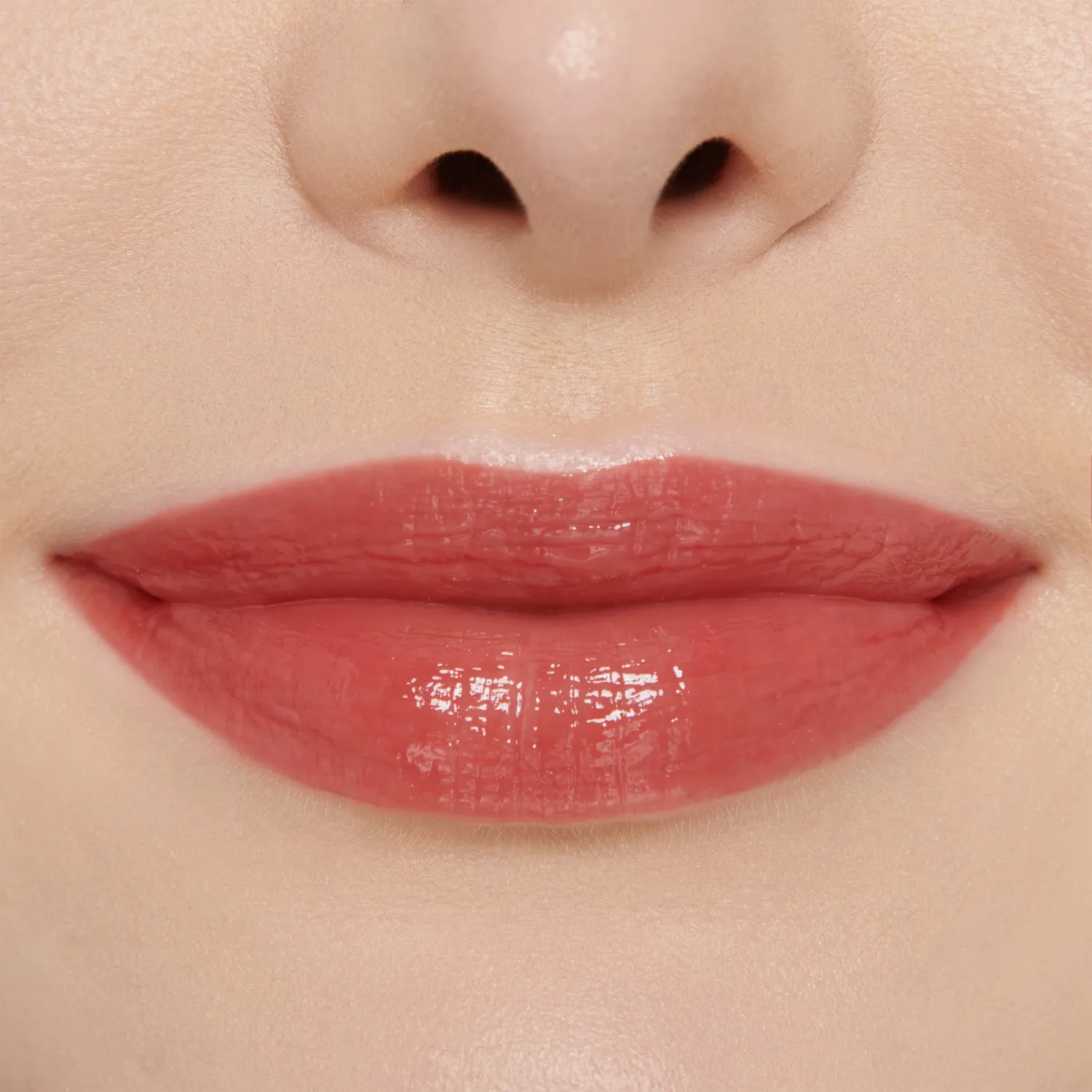 Lisa Eldridge Gloss Embrace Rain lucidalabbra rosa caldo