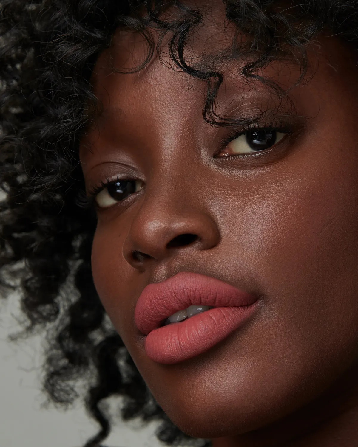 Lisa Eldridge Velveteen Rain rossetto liquido rosa matte