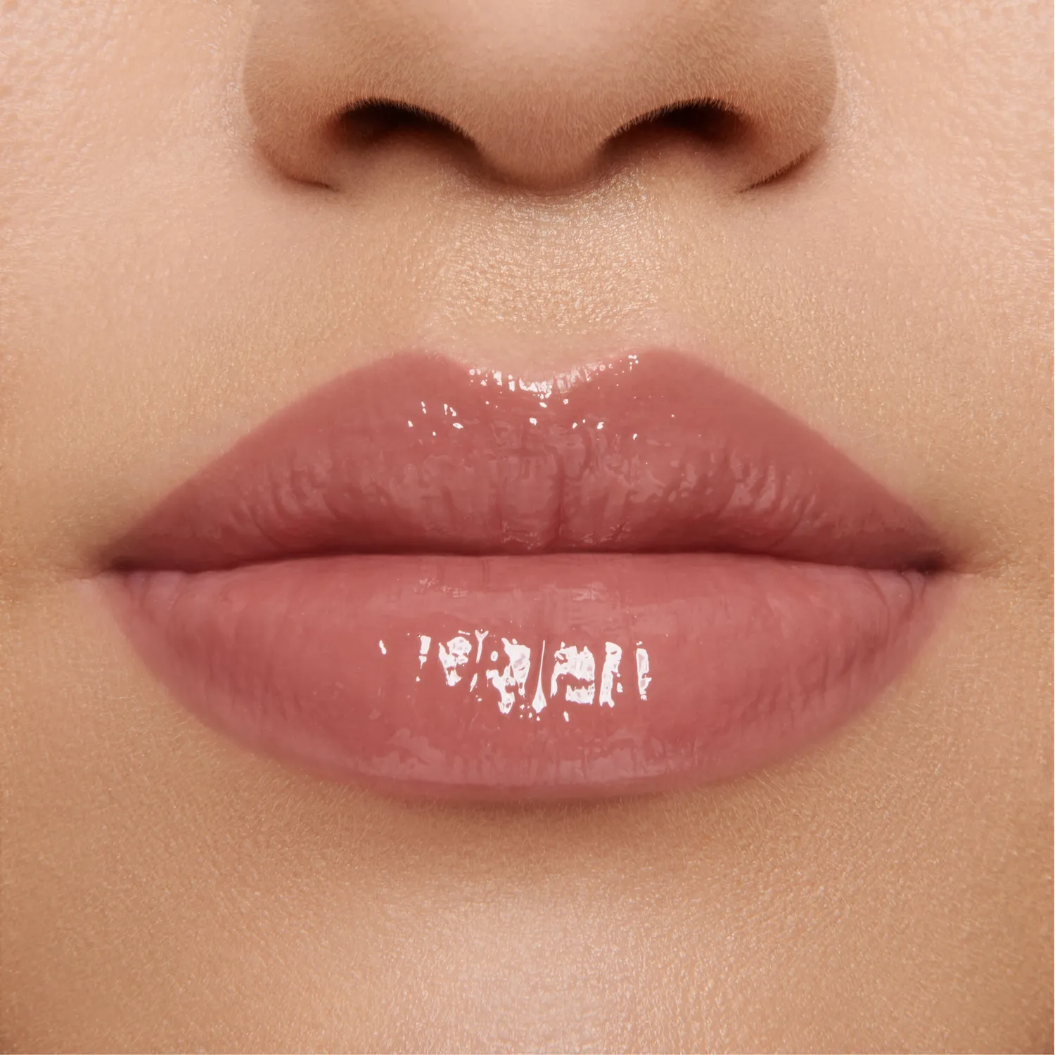 Lisa Eldridge Gloss Embrace Muse gloss labbra rosa