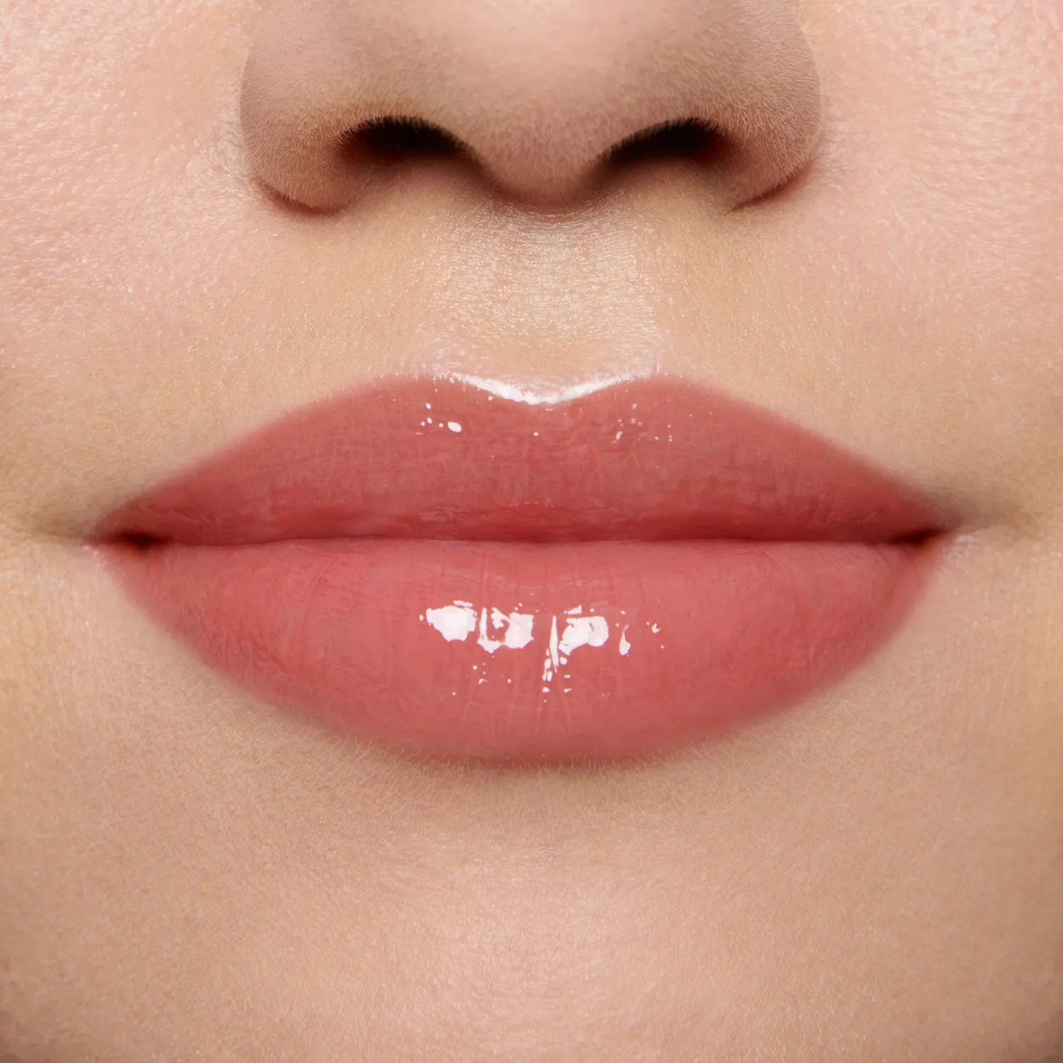Lisa Eldridge Gloss Embrace Petal gloss labbra rosa caldo